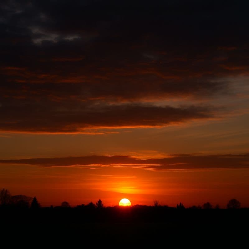 🌅 Od piatku bude slnko na Slovensku zapadať o niečo neskôr