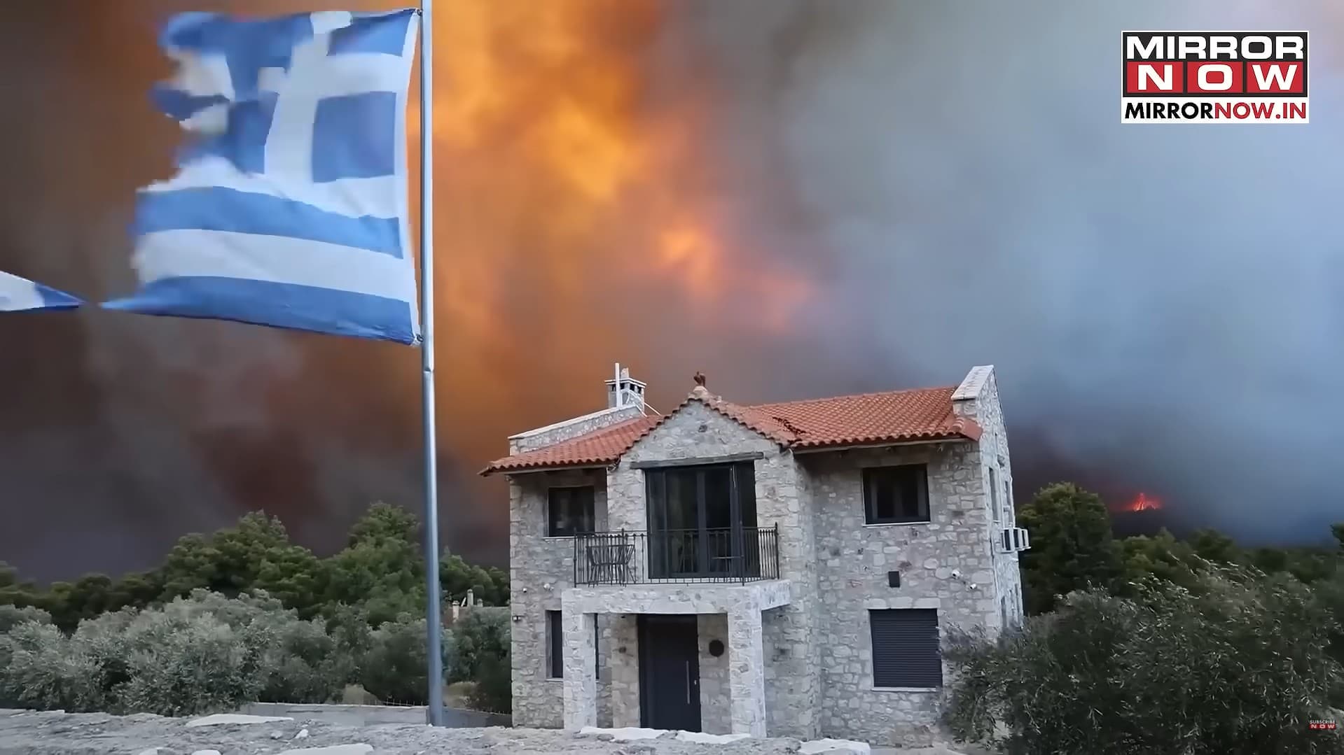 Grécko v plameňoch: požiare ohrozujú Atény, zrazili sa vrtuľníky (video)